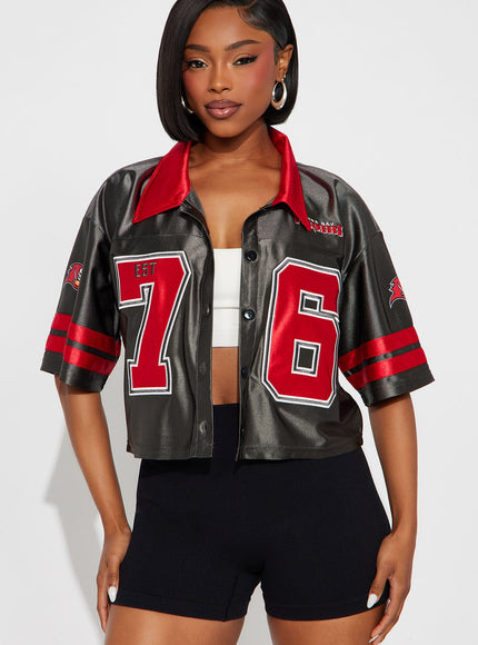 Fashion Nova Women's NFL Buccaneers Cropped Shirt Grey