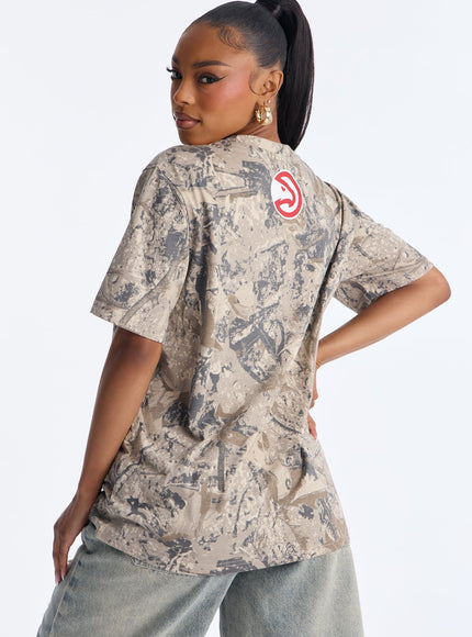 Fashion Nova Women's NBA Atlanta Hawks Camo Tee Camouflage